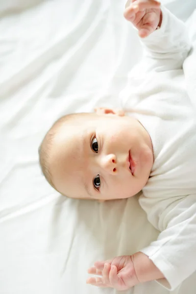 Μωρό στον καναπέ δέρματος — Φωτογραφία Αρχείου