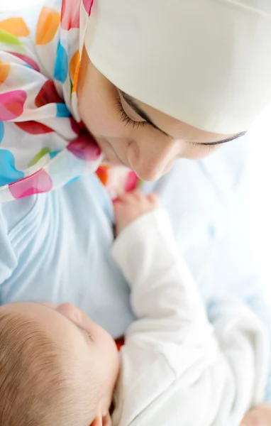 Dziecko w ręce matki muzułmańskich — Zdjęcie stockowe