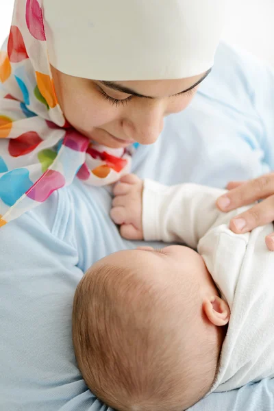 Bebê em suas mãos mães muçulmanas — Fotografia de Stock