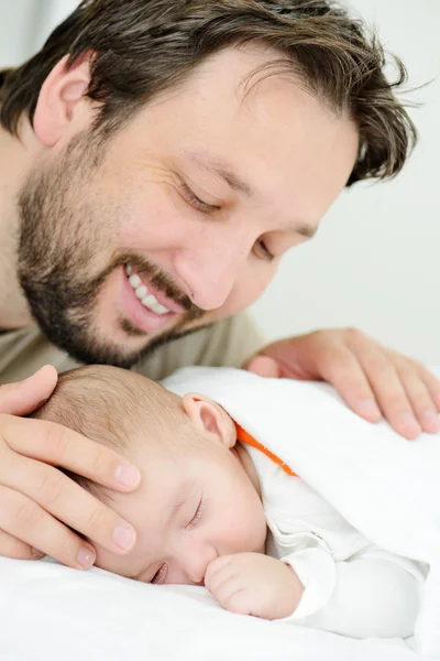 Jovem pai e menino recém-nascido — Fotografia de Stock