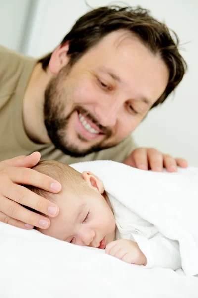 Молодой отец и новорожденный мальчик — стоковое фото