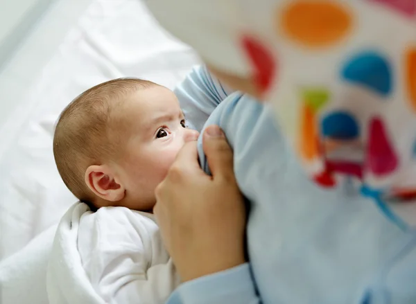 Hermoso bebé recién nacido en las manos de sus madres . —  Fotos de Stock