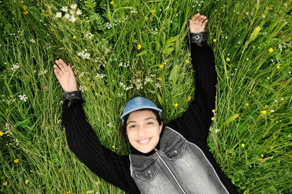 Retrato de criança feliz na natureza — Fotografia de Stock