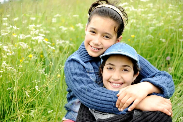 Bonito árabe meninas sorrindo em um parque — Fotografia de Stock