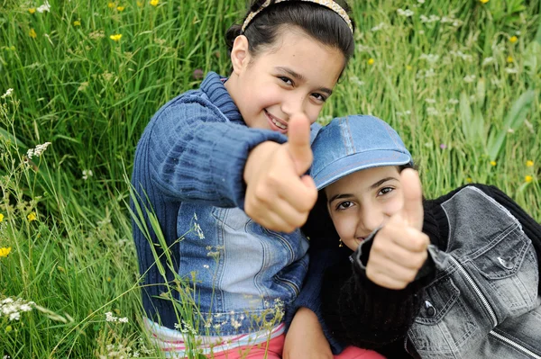 Lindas niñas árabes sonriendo en un parque —  Fotos de Stock