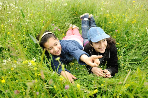 Χαριτωμένο Αραβικά κοριτσάκια χαμογελώντας σε ένα πάρκο — Φωτογραφία Αρχείου