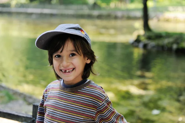 Портрет счастливого ребенка на природе — стоковое фото