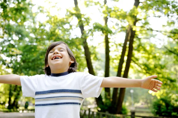 Boldog gyerek a természet portréja — Stock Fotó