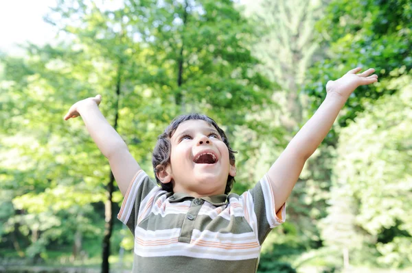 Portrait of happy kid on nature — Stock Photo, Image