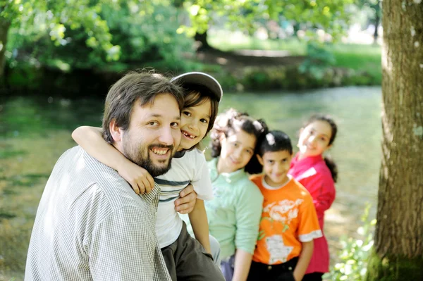 Glücklicher Vater und Kinder zusammen im Freien — Stockfoto