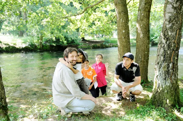 Щасливий батько і діти разом на відкритому повітрі — стокове фото