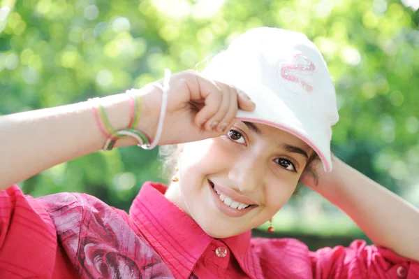 屋外公園の木に立っているアラビア語の女の子 — ストック写真