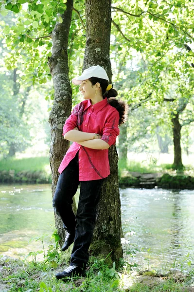 Arabská holčička, stojící na venkovní park tree — Stock fotografie