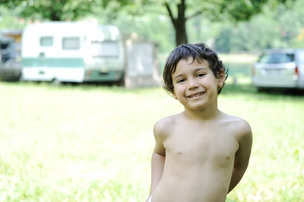 Dítě chlapec venkovní — Stock fotografie