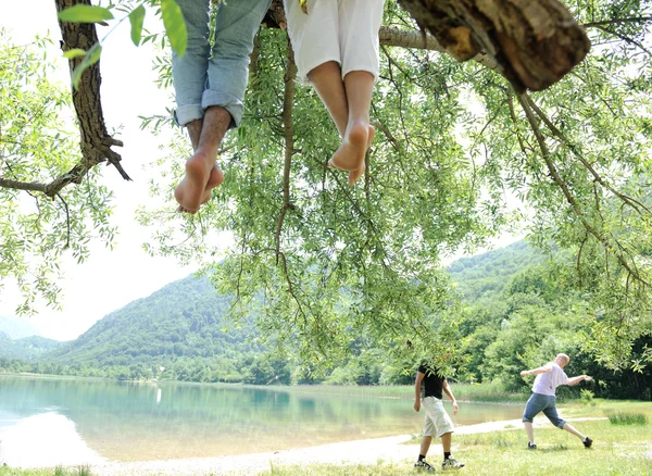 Bambini seduti su un ramo di un albero — Foto Stock