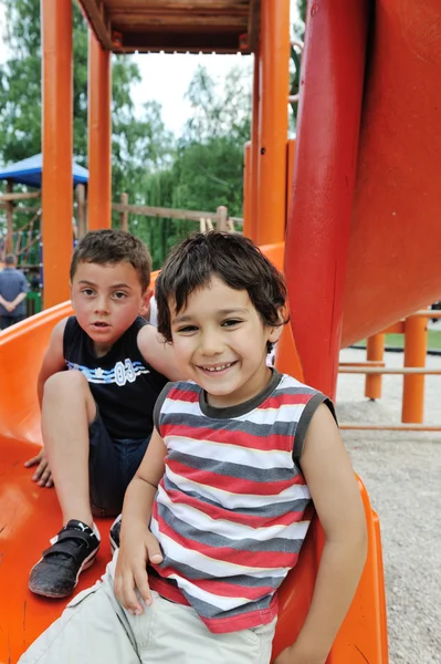Děti spolu hráli v parku — Stock fotografie