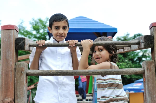 Crianças brincando no parque juntas — Fotografia de Stock