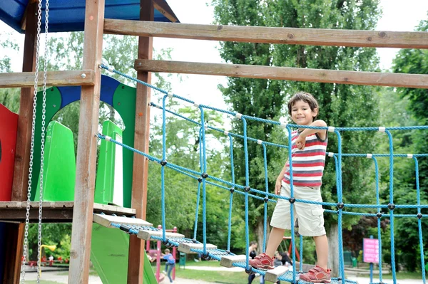 公園で一緒に遊んでいる子供たち — ストック写真
