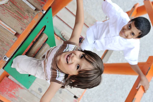 Kinderen spelen in het park samen — Stockfoto