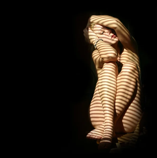 Femme nue dans le noir — Photo