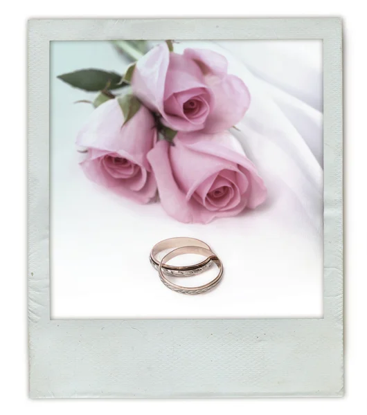 Roos boeket met bruiloft ringen — Stockfoto