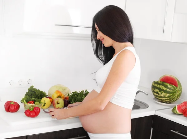 Terhes nő a konyhában — Stock Fotó