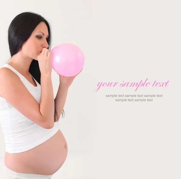 Gravid kvinna med rosa ballong — Stockfoto
