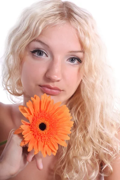 美しい金髪の若い女性 — ストック写真