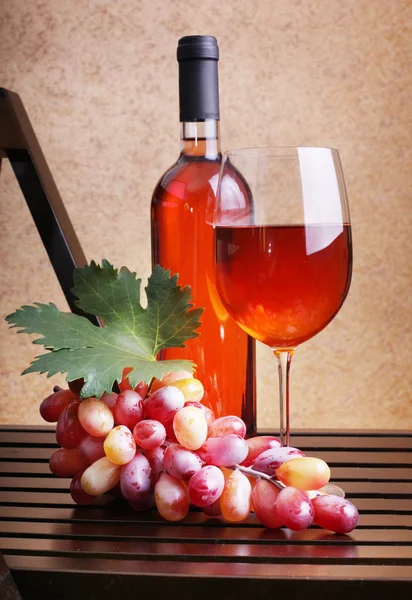 Vinho, garrafas de vinho e uvas — Fotografia de Stock