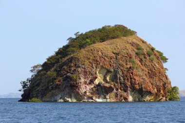 Yalnız bir kayalık ada deniz