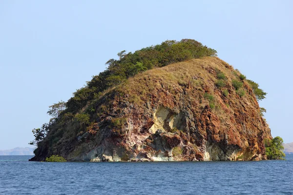 孤独的岩石岛海中 — 图库照片