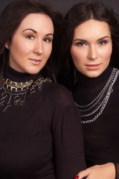 Moda piękny portret dwóch młodych kobiet — Zdjęcie stockowe