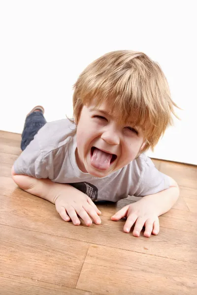 Giovane ragazzo attaccare lingua fuori — Foto Stock