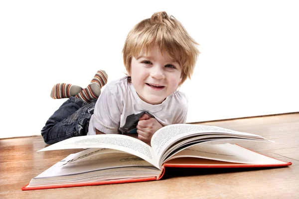 Fiatal 4 év régi fiú egy könyvet olvas — Stock Fotó