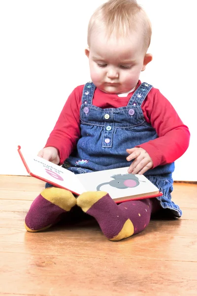 Μικρά μωρό κορίτσι, ευτυχώς, διαβάζοντας ένα βιβλίο — Φωτογραφία Αρχείου
