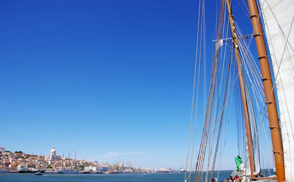 Zeilboot in de buurt van Lissabon, portugal — Stockfoto