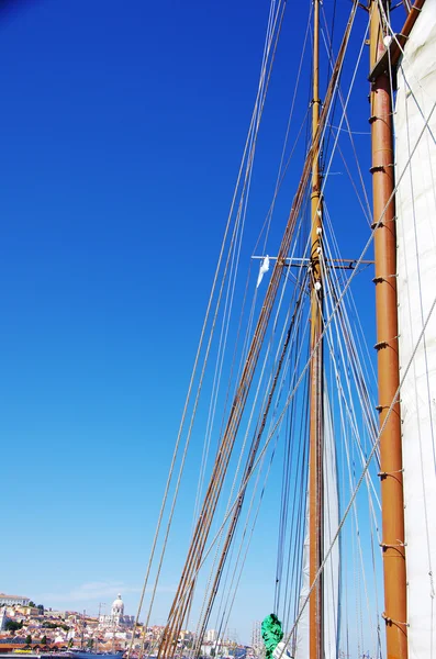 Segelbåt nära Lissabon, portugal — Stockfoto