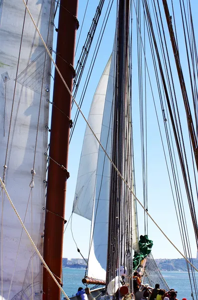 Zeilboot in de zee bij portugal — Stockfoto