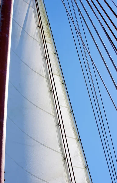 白い帆ヨットと青い空 — ストック写真