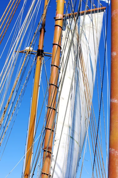 旧帆船船桅杆和帆 — 图库照片