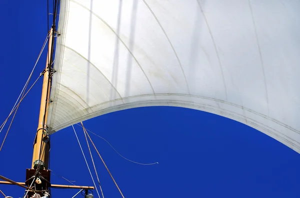 白色风帆游艇和蓝蓝的天空 — 图库照片
