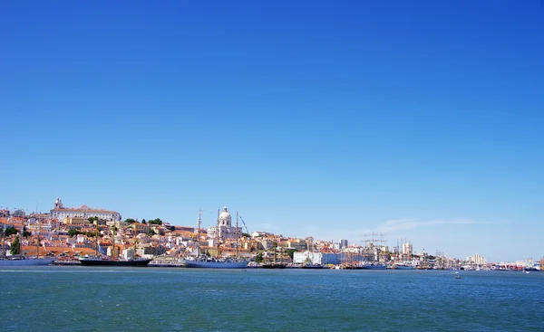Paisaje de Lisboa y veleros — Foto de Stock