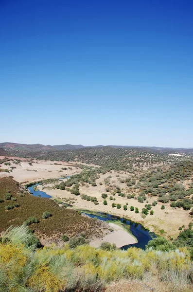Paisagem de vale e rio perto de Barrancos, Portugal . — Fotografia de Stock