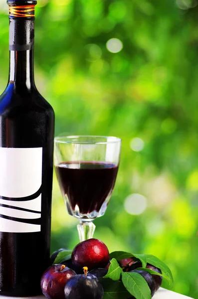 Красное вино и красные плоды — стоковое фото