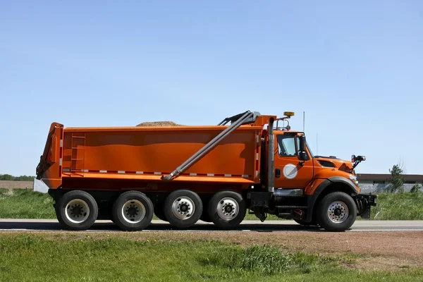オレンジ色のダンプ トラック — ストック写真
