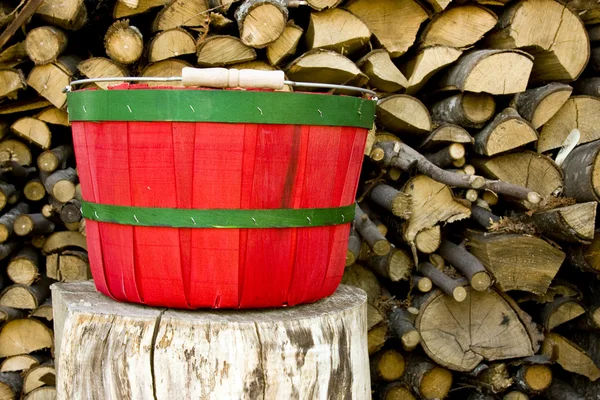 Röda och gröna skäppa korg — Stockfoto