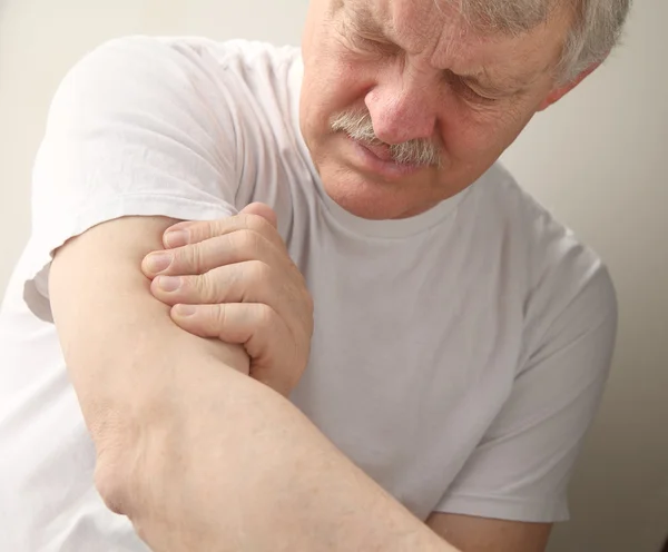 Homme âgé avec douleur au bras — Photo