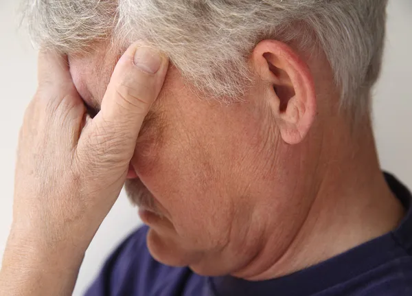 Äldre man deprimerad eller sörjande — Stockfoto