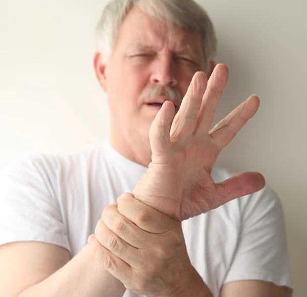 Человек с больной рукой — стоковое фото