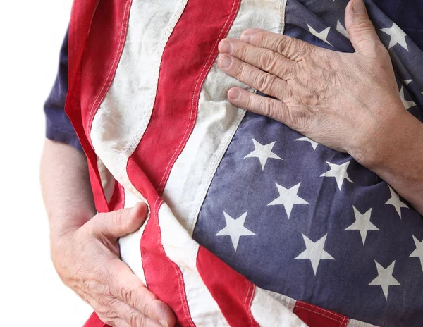 Mannen innehar amerikanska flaggan nära sin kropp — Stockfoto